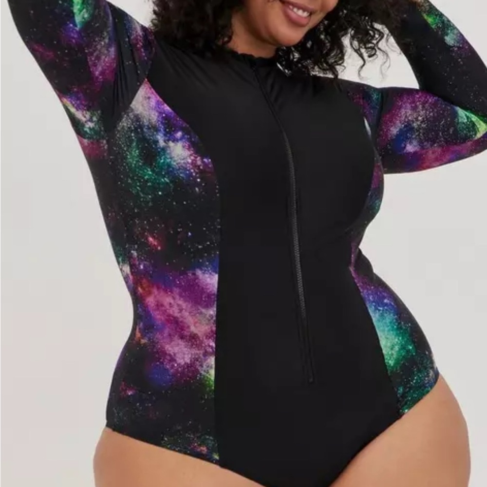 Torrid Women's Wireless Galaxy Print Long Sleeve Rash Guard Swimsuit Size 14 16